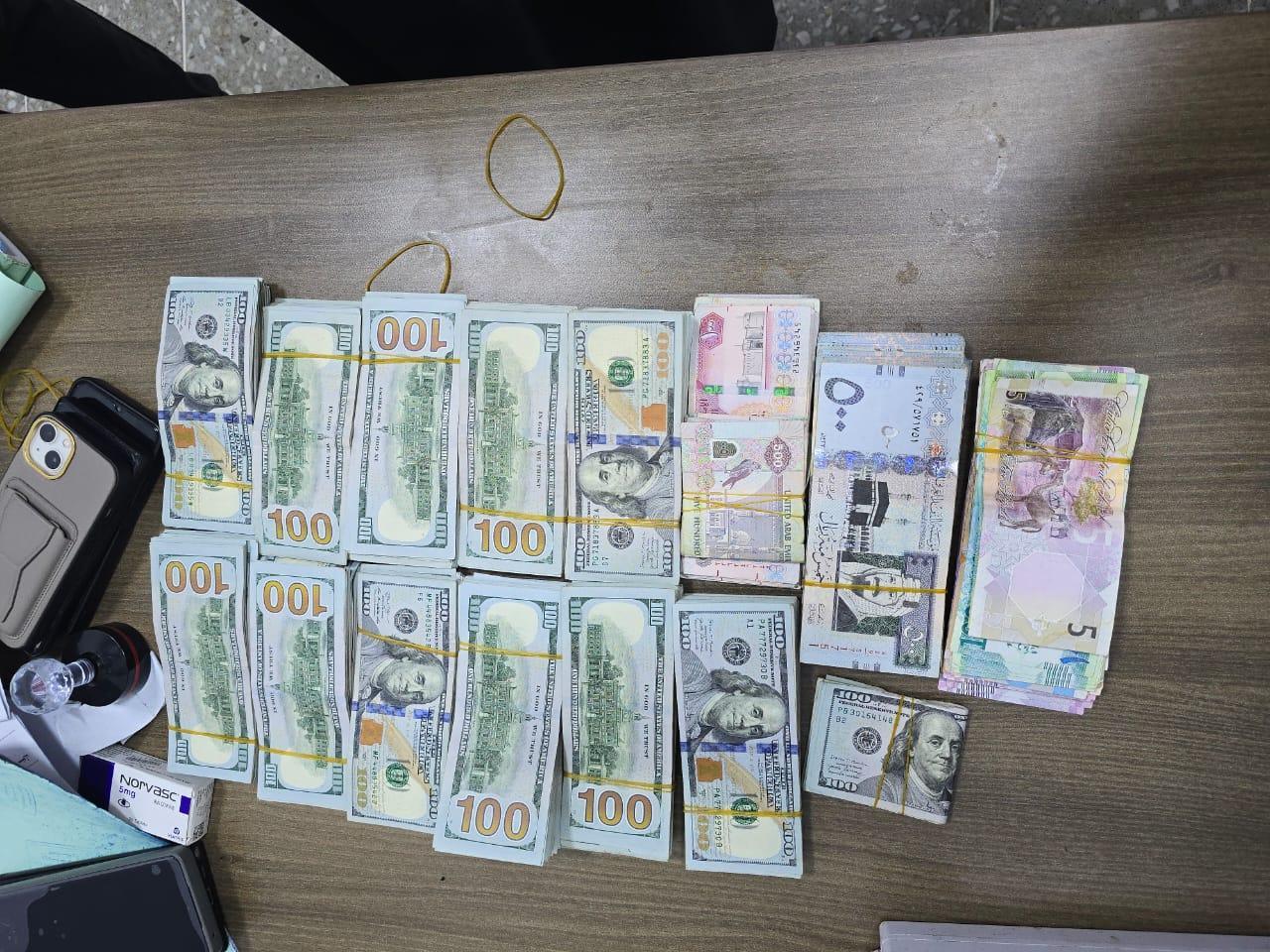 قوات الجمارك بمطار بورتسودان تحبط محاولة تهريب كميات كبيرة من العملات الأجنبية قوات الجمارك بمطار بورتسودان تحبط محاولة تهريب كميات كبيرة من العملات الأجنبية