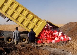 المواصفات تبيد 31 طنا من السلع الغذائية الفاسدة بكسلا المواصفات تبيد 31 طنا من السلع الغذائية الفاسدة بكسلا