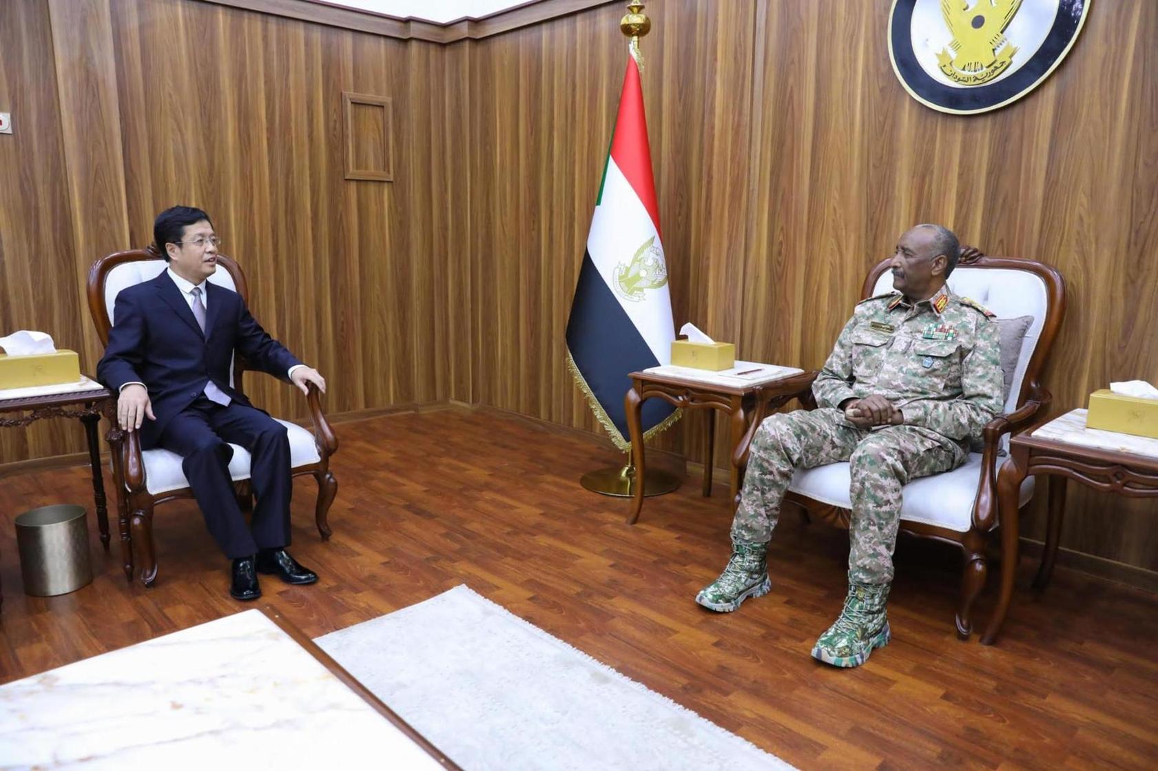 رئيس مجلس السيادة يلتقي السفير الصيني لدى السودان رئيس مجلس السيادة يلتقي السفير الصيني لدى السودان