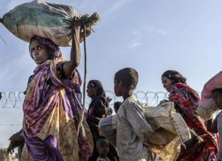 السودانيون يودعون 2024 بأمتعة نزوح مليئة بثقوب الجوع والفقر السودانيون يودعون 2024 بأمتعة نزوح مليئة بثقوب الجوع والفقر