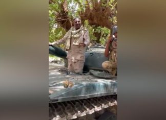 ضابط إماراتي ينقل “عبد الرحيم دقلو” إلى قاعدة “أم جرس” تحت حماية الجيش التشادي ضابط إماراتي ينقل “عبد الرحيم دقلو” إلى قاعدة “أم جرس” تحت حماية الجيش التشادي