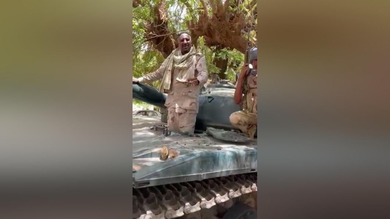 ضابط إماراتي ينقل “عبد الرحيم دقلو” إلى قاعدة “أم جرس” تحت حماية الجيش التشادي ضابط إماراتي ينقل “عبد الرحيم دقلو” إلى قاعدة “أم جرس” تحت حماية الجيش التشادي