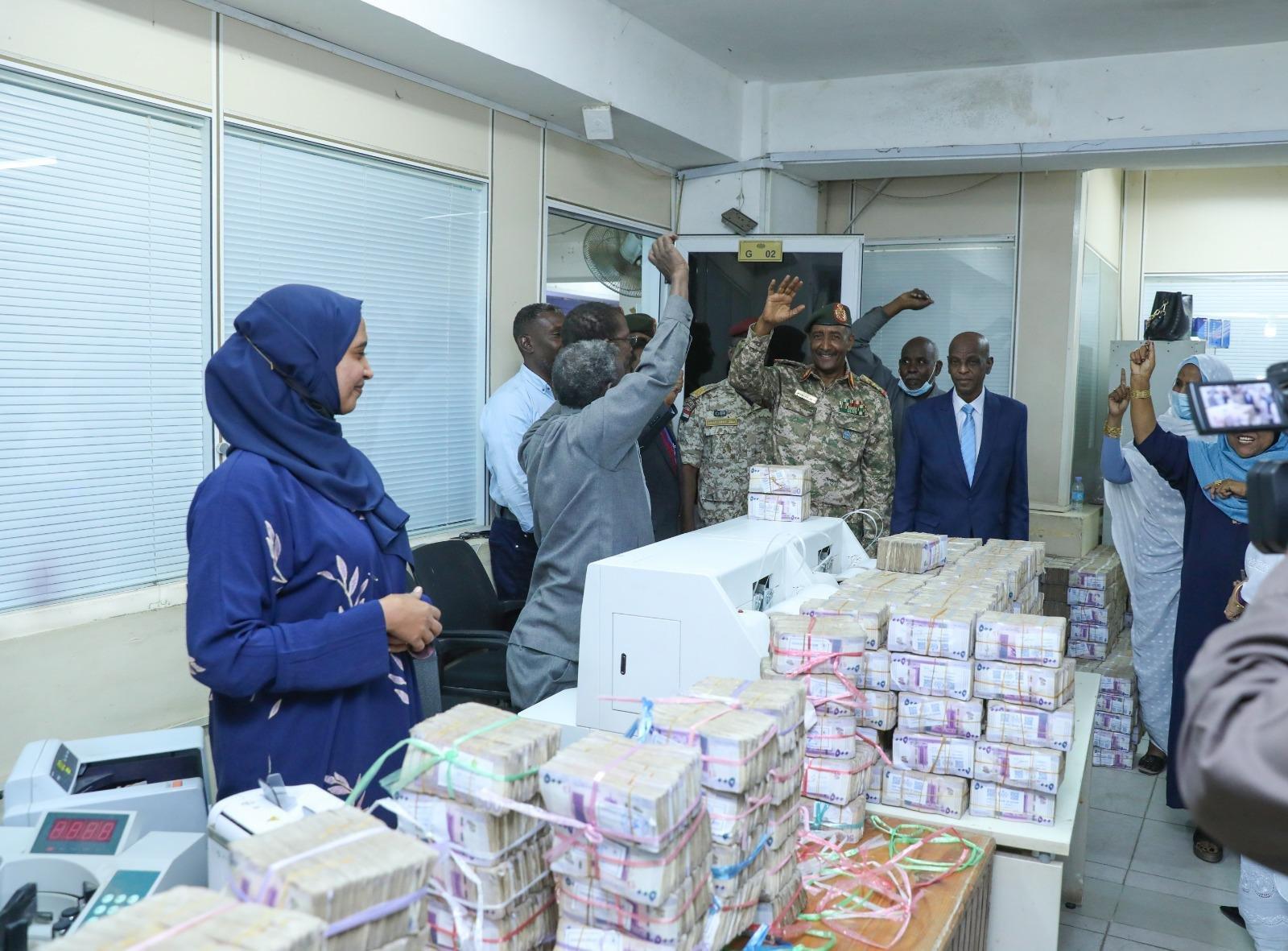 عقب أنباء عن تسرب مبالغ..البرهان يتفقد بنك السودان المركزي عقب أنباء عن تسرب مبالغ..البرهان يتفقد بنك السودان المركزي
