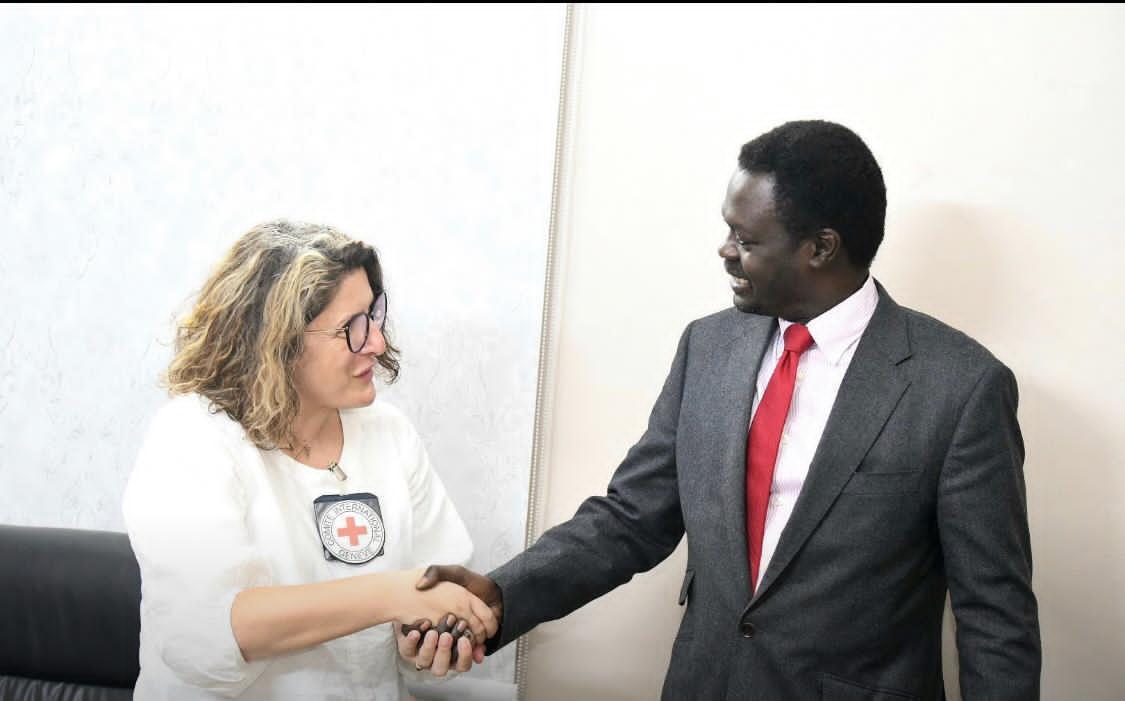 مناوي يلتقي برئيسة الصليب الأحمر في السودان مناوي يلتقي برئيسة الصليب الأحمر في السودان