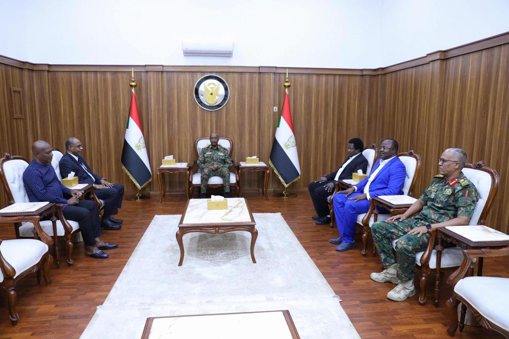 رئيس مجلس السيادة يلتقي وفد الاتحاد العام لكرة القدم السوداني رئيس مجلس السيادة يلتقي وفد الاتحاد العام لكرة القدم السوداني