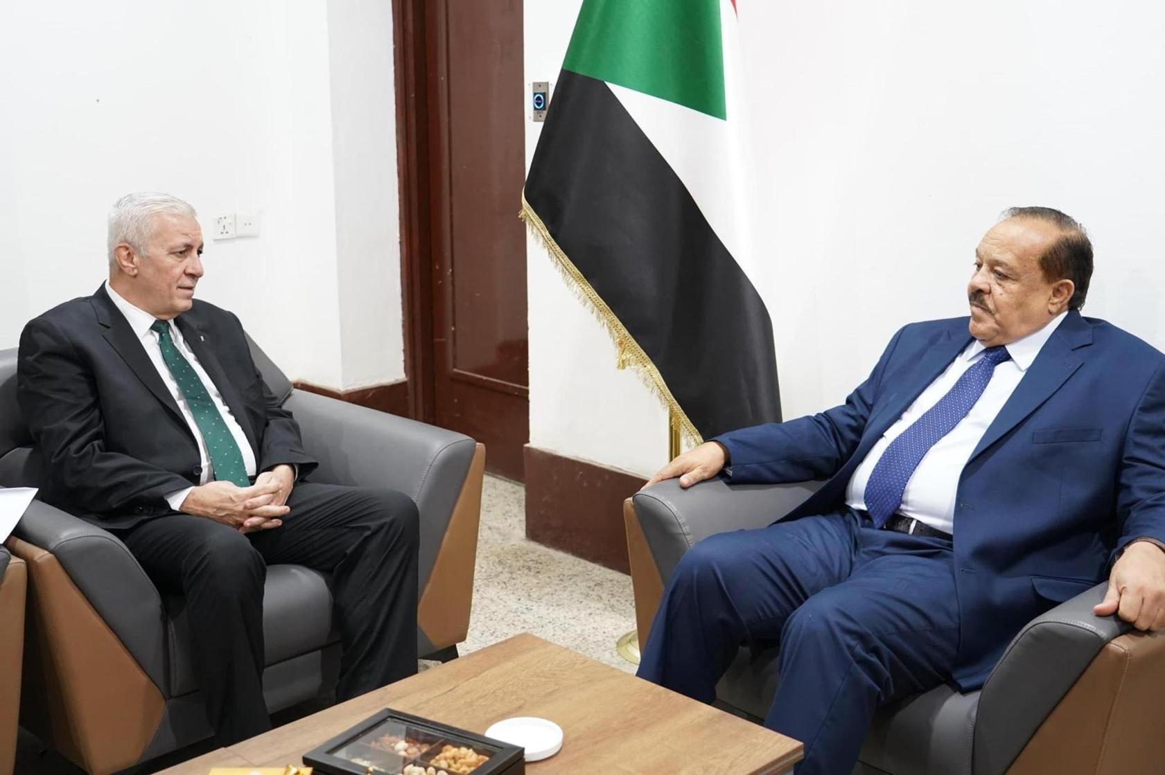 د.علي يوسف يتلقى التهنئة بتعيينه وزيرا للخارجية من نظيره الفلسطيني د.علي يوسف يتلقى التهنئة بتعيينه وزيرا للخارجية من نظيره الفلسطيني