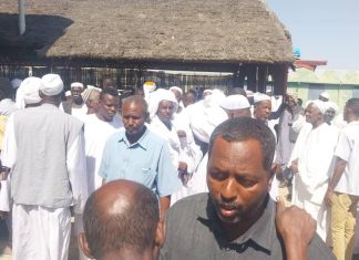والي النيل الابيض وحكومته ولجنة الأمن المقاومة الشعبية يؤدون واجب العزاء في شهداء منطقة أم القرى بمحلية الجبلين والي النيل الابيض وحكومته ولجنة الأمن المقاومة الشعبية يؤدون واجب العزاء في شهداء منطقة أم القرى بمحلية الجبلين