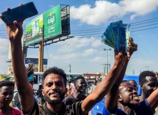 أزمة سيولة خانقة تفاقم معيشة السودانيين أزمة سيولة خانقة تفاقم معيشة السودانيين