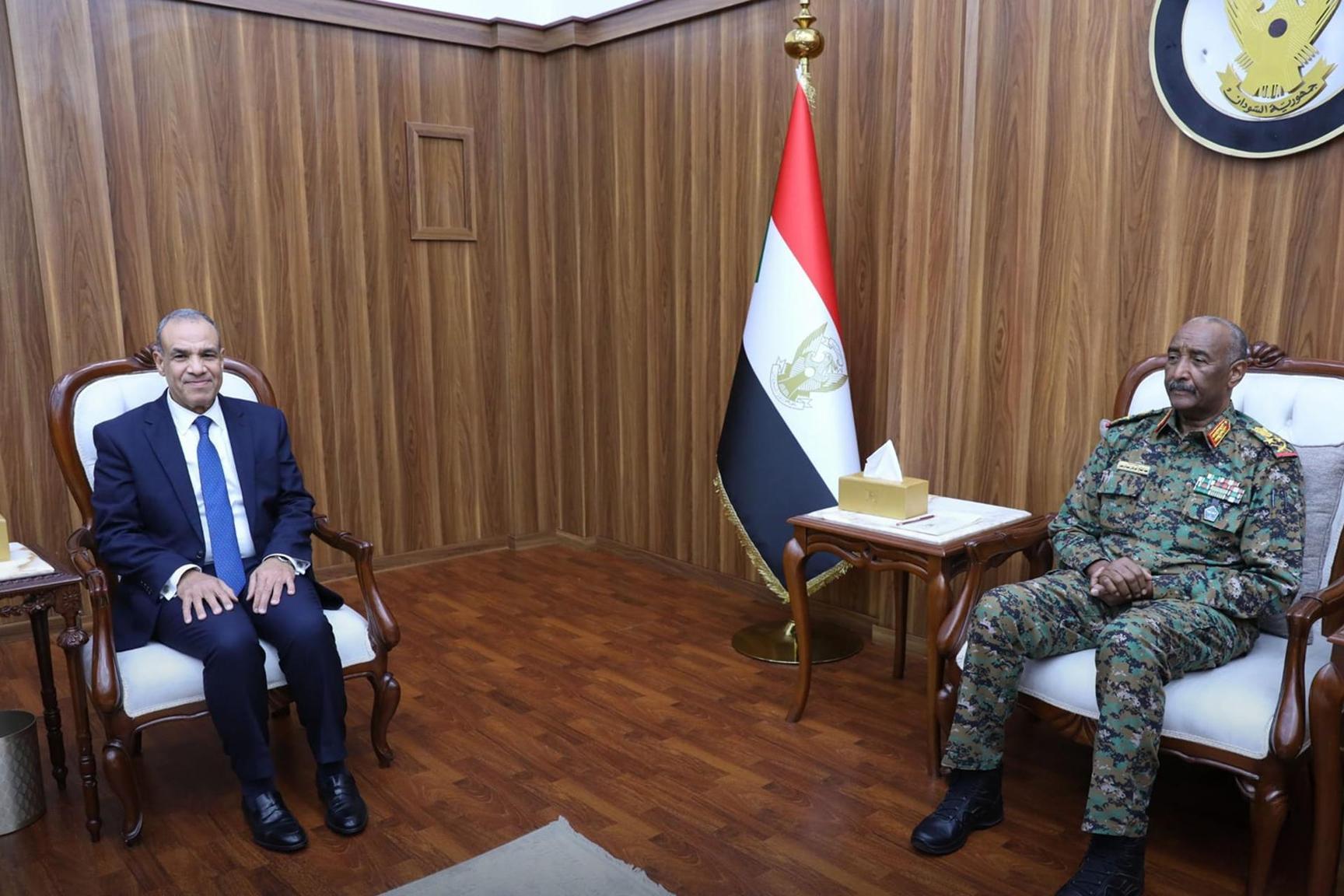 البرهان يلتقي وزير الخارجية المصري لتعزيز العلاقات الثنائية البرهان يلتقي وزير الخارجية المصري لتعزيز العلاقات الثنائية