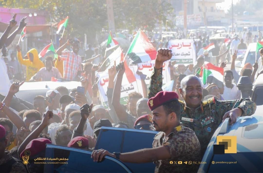 البرهان يفاجئ المواطنين في أم درمان ويتحدث عن الأزمة البرهان يفاجئ المواطنين في أم درمان ويتحدث عن الأزمة