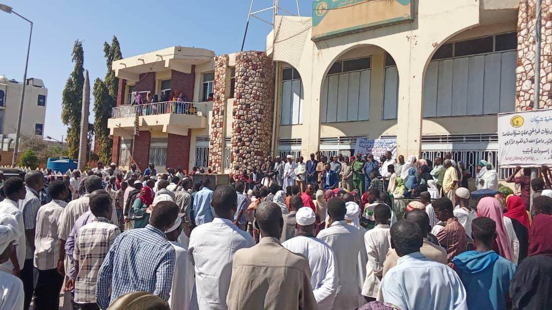إتحاد شباب السودان بولاية شمال كردفان والهيئة الشبابية لدعم وإسناد القوات المسلحة ينظمان مسيرة استنكار للقرارات الامريكية إتحاد شباب السودان بولاية شمال كردفان والهيئة الشبابية لدعم وإسناد القوات المسلحة ينظمان مسيرة استنكار للقرارات الامريكية