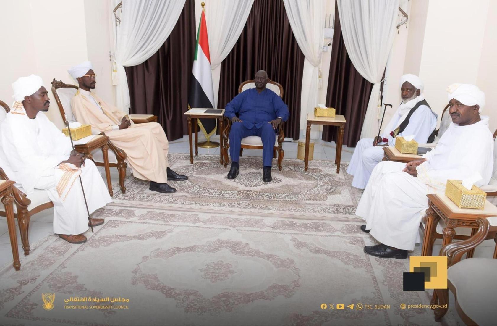 نائب رئيس مجلس السيادة يلتقي وفد أمارة السادة الأشراف بغرب دارفور نائب رئيس مجلس السيادة يلتقي وفد أمارة السادة الأشراف بغرب دارفور