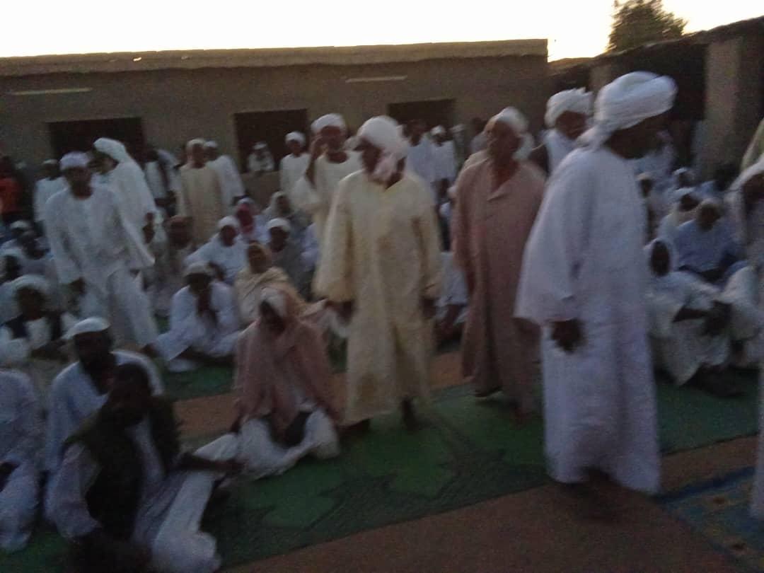 وفود من المقاومة الشعبية وقيادة الاحتياط وكتيبة الفرقان يؤدون واجب العزاء في الشهيد حسن مبارك حسن بالسليم وفود من المقاومة الشعبية وقيادة الاحتياط وكتيبة الفرقان يؤدون واجب العزاء في الشهيد حسن مبارك حسن بالسليم