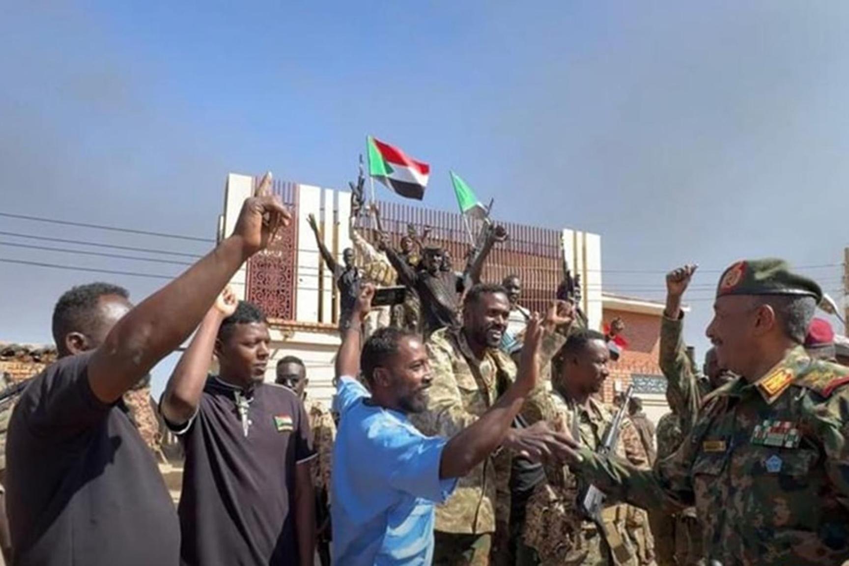 هل يفرض الجيش السوداني إرادته على الخرطوم بعد فك الحصار عن القيادة العامة؟ هل يفرض الجيش السوداني إرادته على الخرطوم بعد فك الحصار عن القيادة العامة؟