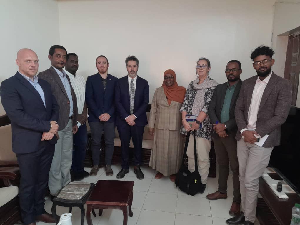 مفوضة العون اﻻنساني بنية تجتمع ببعثة أطباء بلاحدود لتحديد الأولويات و متابعة عملها فى ولايات السودان . مفوضة العون اﻻنساني بنية تجتمع ببعثة أطباء بلاحدود لتحديد الأولويات و متابعة عملها فى ولايات السودان .