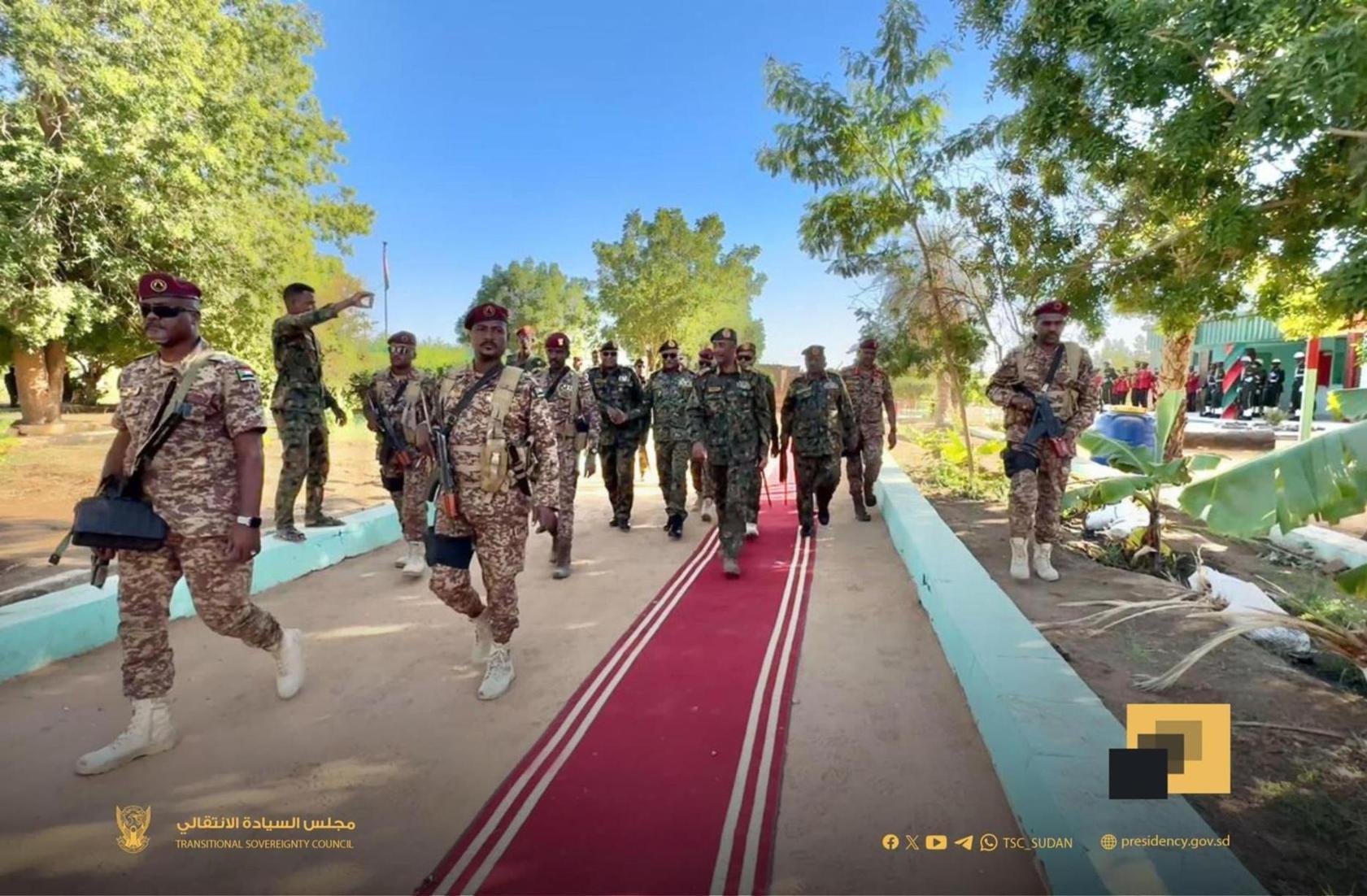 رئيس مجلس السيادة يتفقد الفرقة الثالثة مشاة بشندي رئيس مجلس السيادة يتفقد الفرقة الثالثة مشاة بشندي