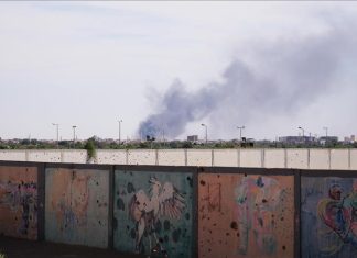 قصف “الدعم السريع” يوقع 7 قتلى بمخيم نازحين بالفاشر لجنة إغاثية سودانية: 7 قتلى بقصف "الدعم السريع" مخيم نازحين بالفاشر