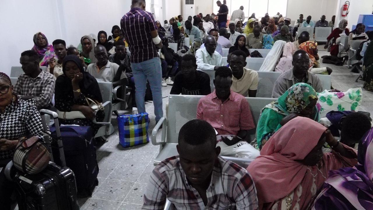 عائدون من جنوب السودان يتوجهون بالشكر للبرهان ويصفونه برمز السيادة عائدون من جنوب السودان يتوجهون بالشكر للبرهان ويصفونه برمز السيادة