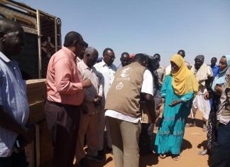 مفوض العون الإنساني يدشن توزيع تمور مركز الملك سلمان مفوض العون الإنساني يدشن توزيع تمور مركز الملك سلمان