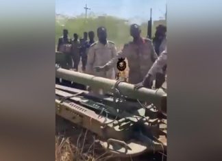 بالفيديو .. إستلام مدفع من قوات الدعم السريع تقصف به منطقة “صابرين بأم درمان”.. هل تنتهي مأساة وقوع مزيد من الضحايا؟ بالفيديو .. إستلام مدفع من قوات الدعم السريع تقصف به منطقة “صابرين بأم درمان”.. هل تنتهي مأساة وقوع مزيد من الضحايا؟