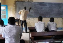 جنوب السودان يغلق المدارس بعد إصابة طلاب بالإغماء جراء موجة حر جنوب السودان يغلق المدارس بعد إصابة طلاب بالإغماء جراء موجة حر