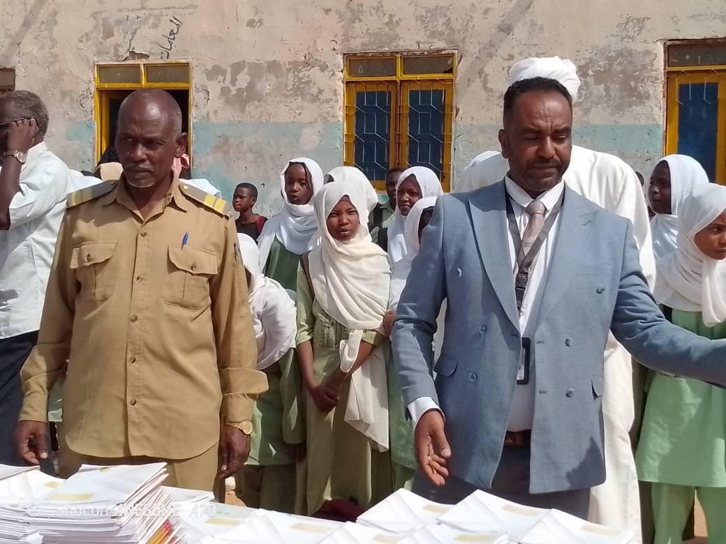بنك الخرطوم يوزع أدوات مدرسية لطلاب مدرسة اللواء (٧٣) بالدبة بنك الخرطوم يوزع أدوات مدرسية لطلاب مدرسة اللواء (٧٣) بالدبة