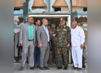 وزير الصحة يهنئ القوات المسلحة بالانتصارات خلال زيارته القيادة العامة وسلاح الإشارة وزير الصحة يهنئ القوات المسلحة بالانتصارات خلال زيارته القيادة العامة وسلاح الإشارة