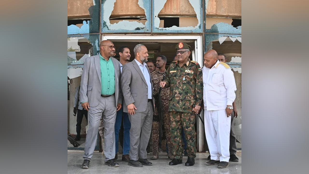 وزير الصحة يهنئ القوات المسلحة بالانتصارات خلال زيارته القيادة العامة وسلاح الإشارة وزير الصحة يهنئ القوات المسلحة بالانتصارات خلال زيارته القيادة العامة وسلاح الإشارة