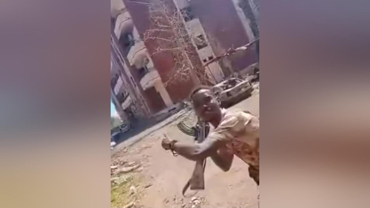الجيش السوداني يسيطر على مقر الشرطة ويقترب من القيادة العامة الجيش السوداني يسيطر على مقر الشرطة ويقترب من القيادة العامة