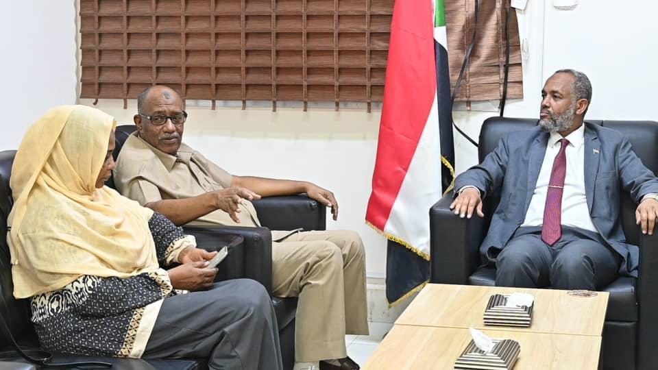 وزير الصحة المكلف يلتقي بوالي ولاية البحر الأحمر وزير الصحة المكلف يلتقي بوالي ولاية البحر الأحمر