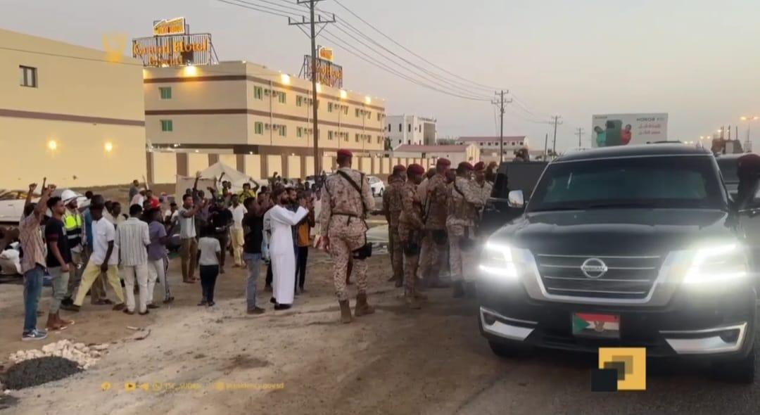 في إفطار رمضاني بالطريق العام ببورتسودان، البرهان يتفقد أحوال المواطنين في إفطار رمضاني بالطريق العام ببورتسودان، البرهان يتفقد أحوال المواطنين