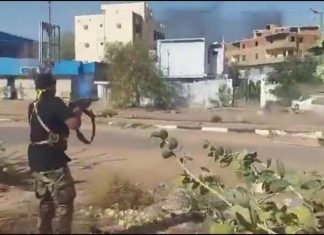 بالفيديو .. قتل فارين من الدعم السريع في كمين بمحيط القصر الرئاسي.. تدمير من المسافة صفر بالفيديو .. قتل فارين من الدعم السريع في كمين بمحيط القصر الرئاسي.. تدمير من المسافة صفر