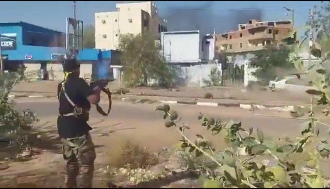 بالفيديو .. قتل فارين من الدعم السريع في كمين بمحيط القصر الرئاسي.. تدمير من المسافة صفر بالفيديو .. قتل فارين من الدعم السريع في كمين بمحيط القصر الرئاسي.. تدمير من المسافة صفر