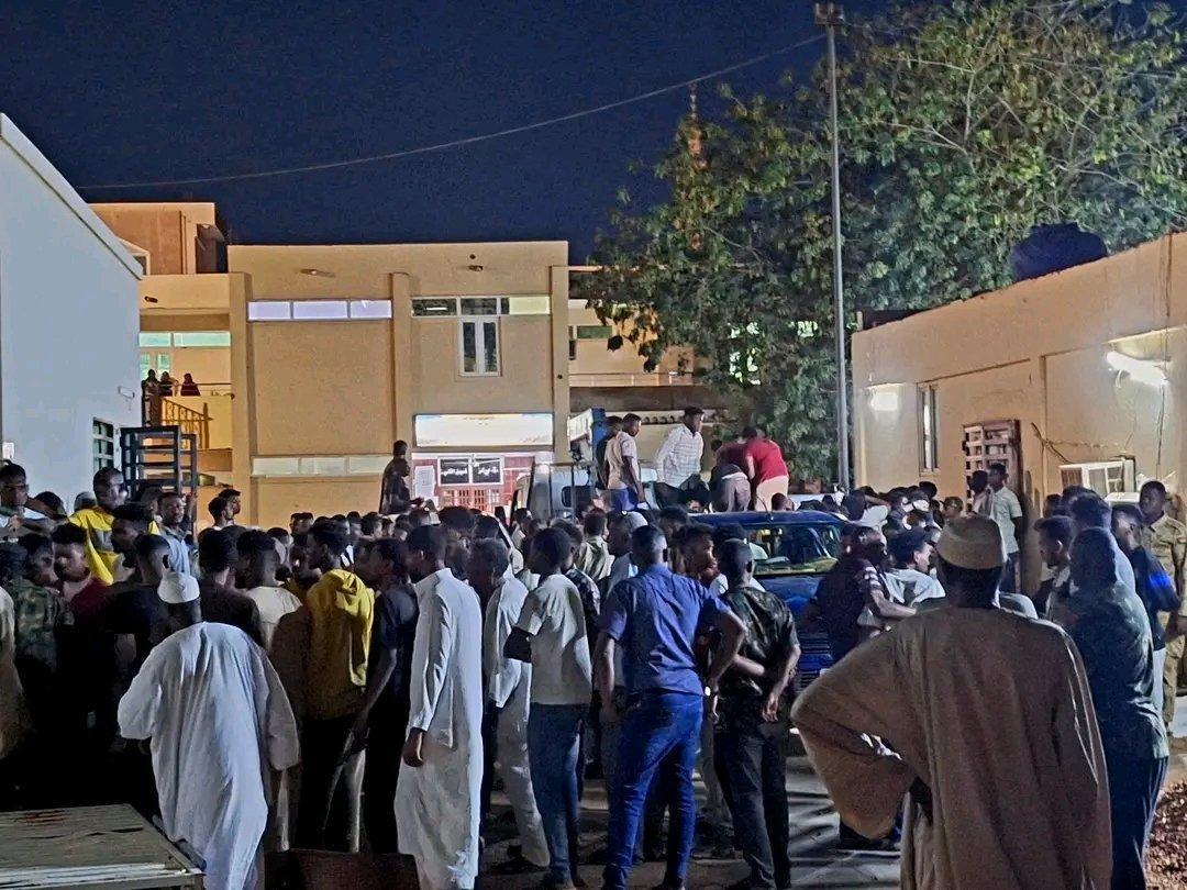 قصف عنيف بالمدفيعة الثقيلة على أمدرمان يوقع 14 قتيل وجريح قصف عنيف بالمدفيعة الثقيلة على أمدرمان يوقع 14 قتيل وجريح
