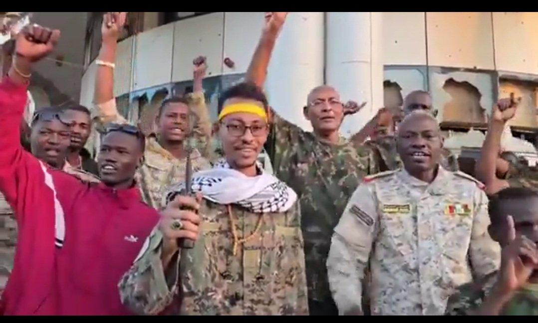 اقتحام قوات العمل الخاص للقيادة العامة وجثث على الكبري اقتحام قوات العمل الخاص للقيادة العامة وجثث على الكبري