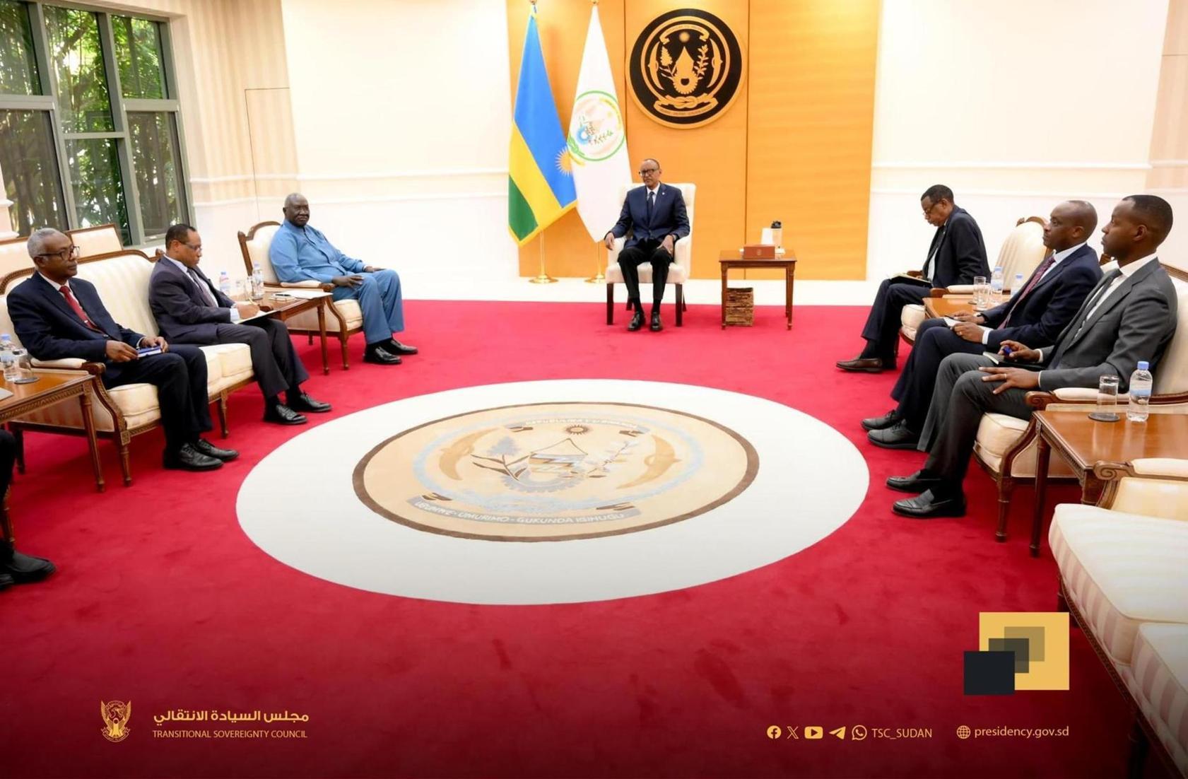 عقار والرئيس الرواندي يبحثان العلاقات الثنائية وتطورات الأوضاع بالسودان والإقليم عقار والرئيس الرواندي يبحثان العلاقات الثنائية وتطورات الأوضاع بالسودان والإقليم