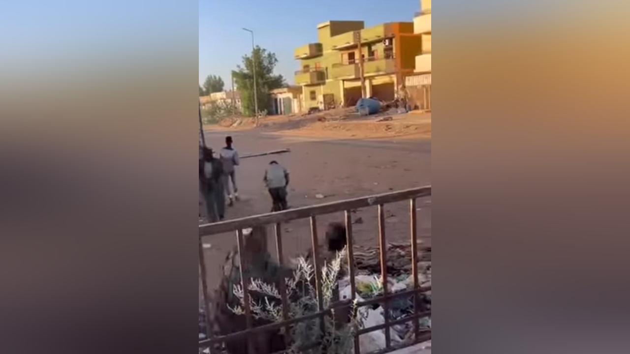 إجلاء مواطنين من غرب أم درمان إلى مناطق آمنة بواسطة الجيش إجلاء مواطنين من غرب أم درمان إلى مناطق آمنة بواسطة الجيش