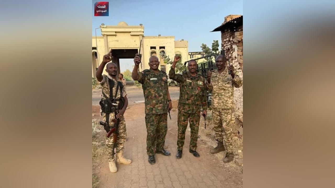 الناطق الرسمي باسم الحكومة يحتفي باستعادة القصر الجمهوري الناطق الرسمي باسم الحكومة يحتفي باستعادة القصر الجمهوري