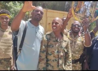 جنود في الجيش السوداني يرسلون رسالة إلى مصر بعد تحرير مقر سفارتها بالخرطوم جنود في الجيش السوداني يرسلون رسالة إلى مصر بعد تحرير مقر سفارتها بالخرطوم