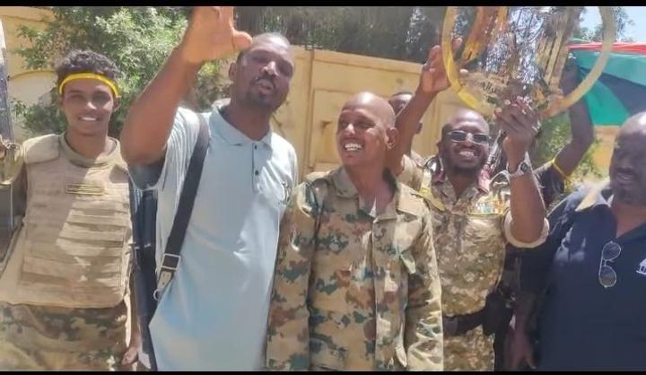 جنود في الجيش السوداني يرسلون رسالة إلى مصر بعد تحرير مقر سفارتها بالخرطوم جنود في الجيش السوداني يرسلون رسالة إلى مصر بعد تحرير مقر سفارتها بالخرطوم