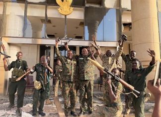 فرحة السودانيين بعودة الجيش للسيطرة على القصر فرحة السودانيين بعودة الجيش للسيطرة على القصر
