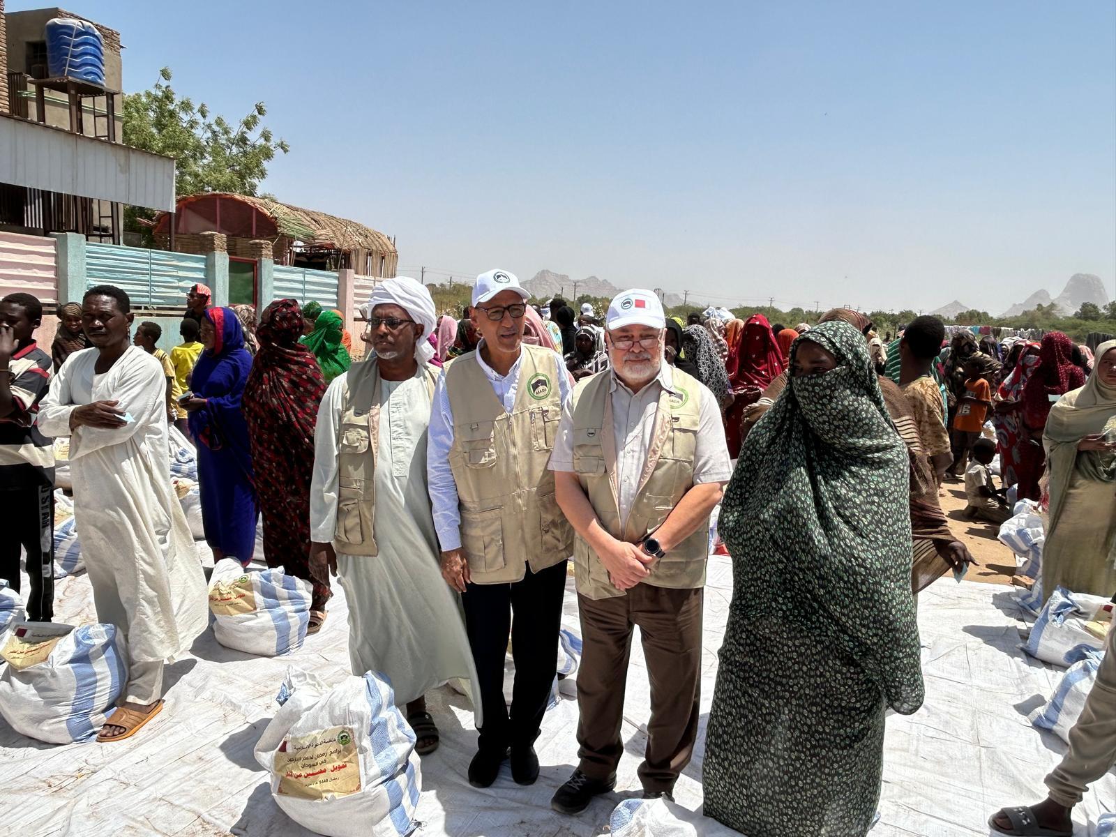 دعم غذائي للنازحين بمركز إيواء مركز البحوث في كسلا دعم غذائي للنازحين بمركز إيواء مركز البحوث في كسلا