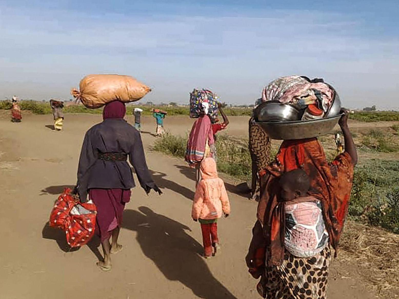 نزوح 15 ألف عائلة من بلدة بدارفور جراء المعارك المستعرة نزوح 15 ألف عائلة من بلدة بدارفور جراء المعارك المستعرة