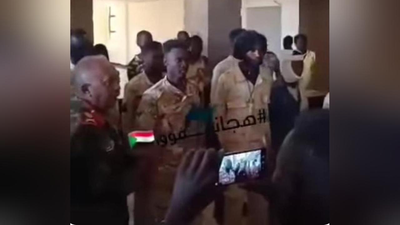 قائد ميداني في الدعم السريع يستسلم مع قواته لـ “الجيش” ويكشف الأسباب قائد ميداني في الدعم السريع يستسلم مع قواته لـ “الجيش” ويكشف الأسباب
