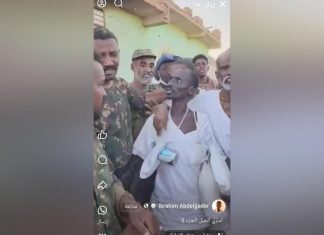 أسره عندما كان مع الدعم السريع وعاد وأطلق سراحه مع الجيش.. جندي ينظر بدهشة إلى كيكل أسره عندما كان مع الدعم السريع وعاد وأطلق سراحه مع الجيش.. جندي ينظر بدهشة إلى كيكل