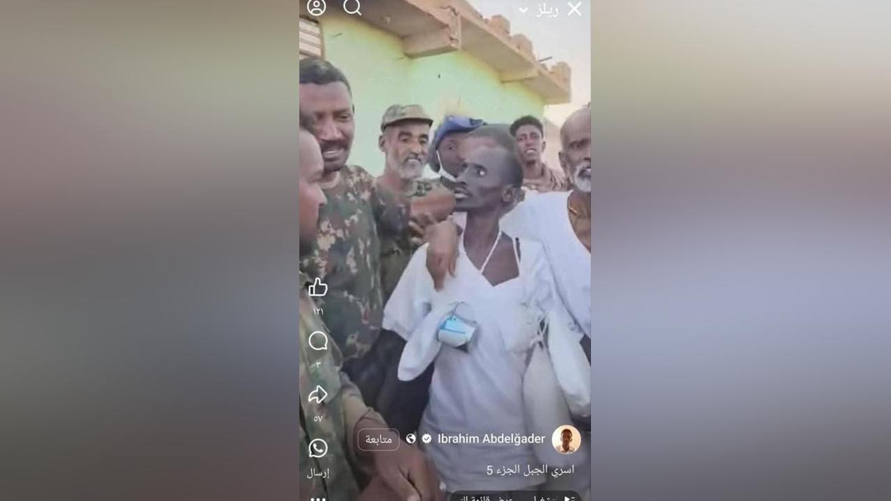 أسره عندما كان مع الدعم السريع وعاد وأطلق سراحه مع الجيش.. جندي ينظر بدهشة إلى كيكل أسره عندما كان مع الدعم السريع وعاد وأطلق سراحه مع الجيش.. جندي ينظر بدهشة إلى كيكل