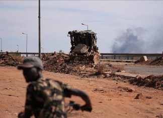 السودان.. “الدعم السريع” تنفي هزيمتها وتتحدث عن “إعادة تموضع” السودان.. "الدعم السريع" تنفي هزيمتها وتتحدث عن "إعادة تموضع"