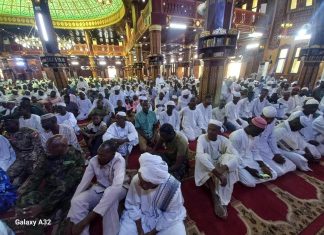 والى شمال كردفان يؤدي صلاة العيد بمسجد الابيض العتيق والى شمال كردفان يؤدي صلاة العيد بمسجد الابيض العتيق