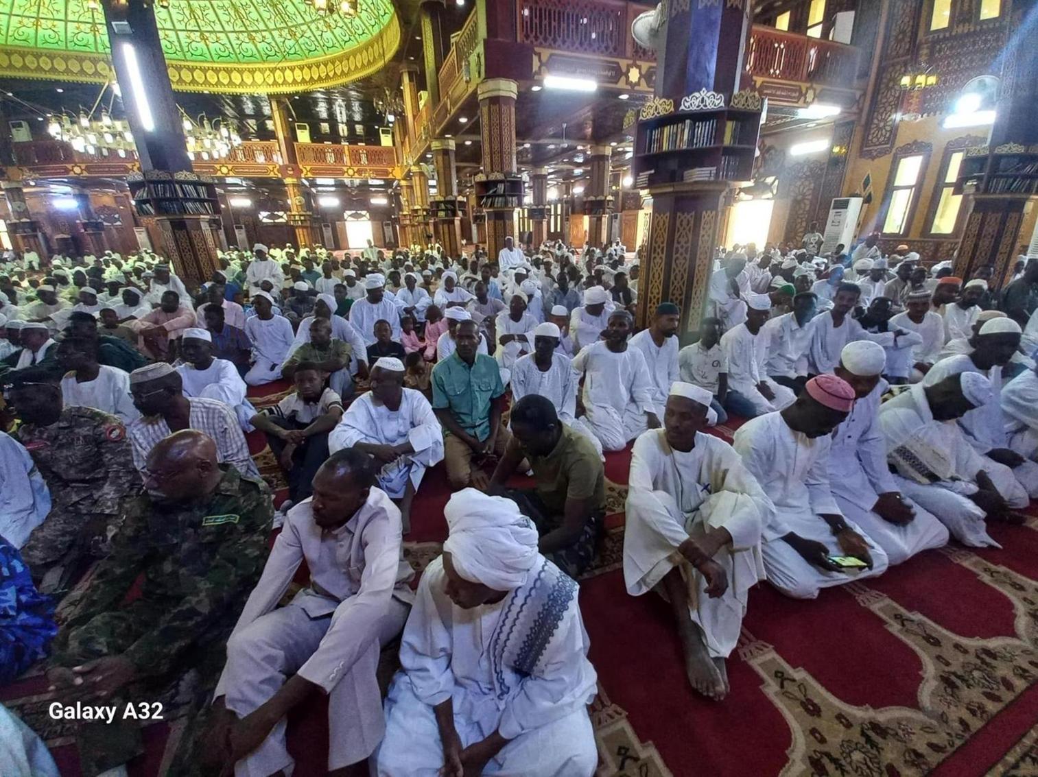 والى شمال كردفان يؤدي صلاة العيد بمسجد الابيض العتيق والى شمال كردفان يؤدي صلاة العيد بمسجد الابيض العتيق