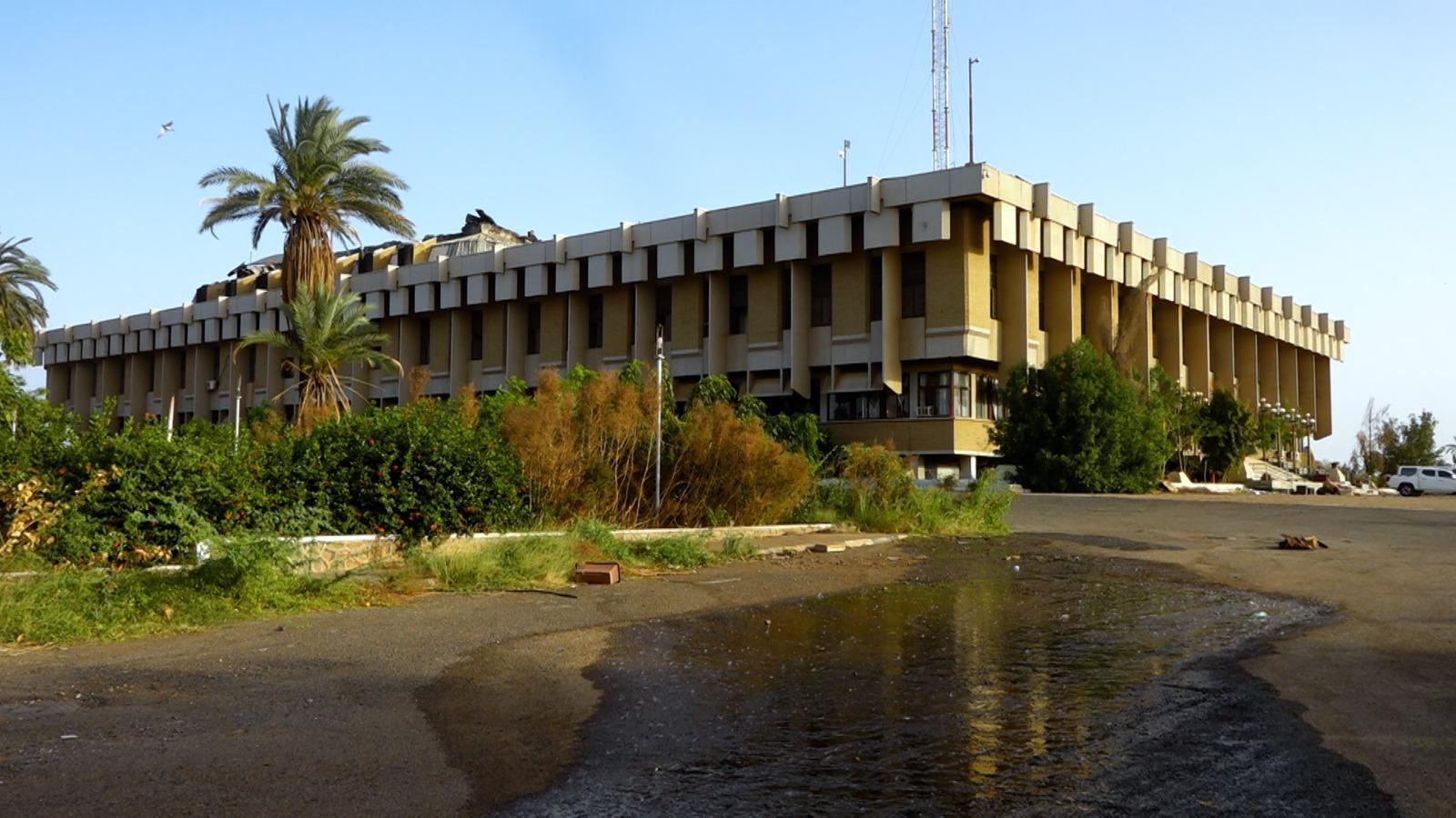 والي الخرطوم يقف على الأضرار والدمار بالمجلس التشريعي الانتقالي والي الخرطوم يقف على الأضرار والدمار بالمجلس التشريعي الانتقالي